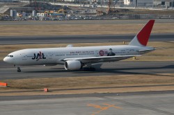 JA772J B777-246 JAL.jpg